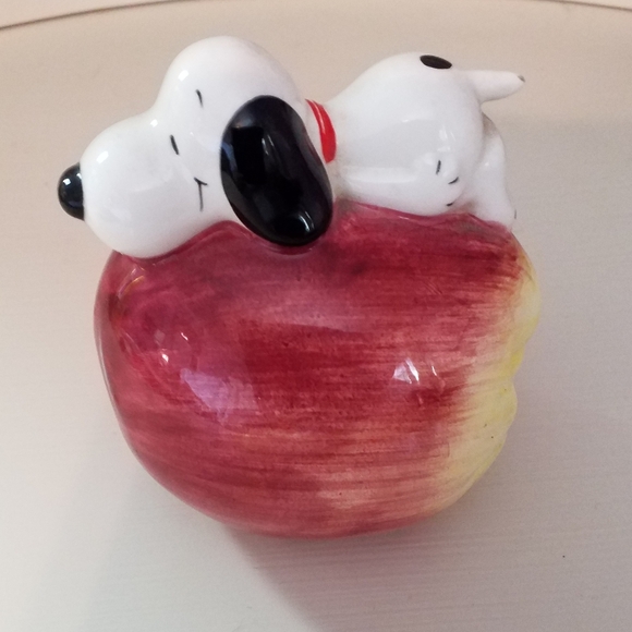 Vintage Snoopy on apple ceramic figure - Picture 1 of 7